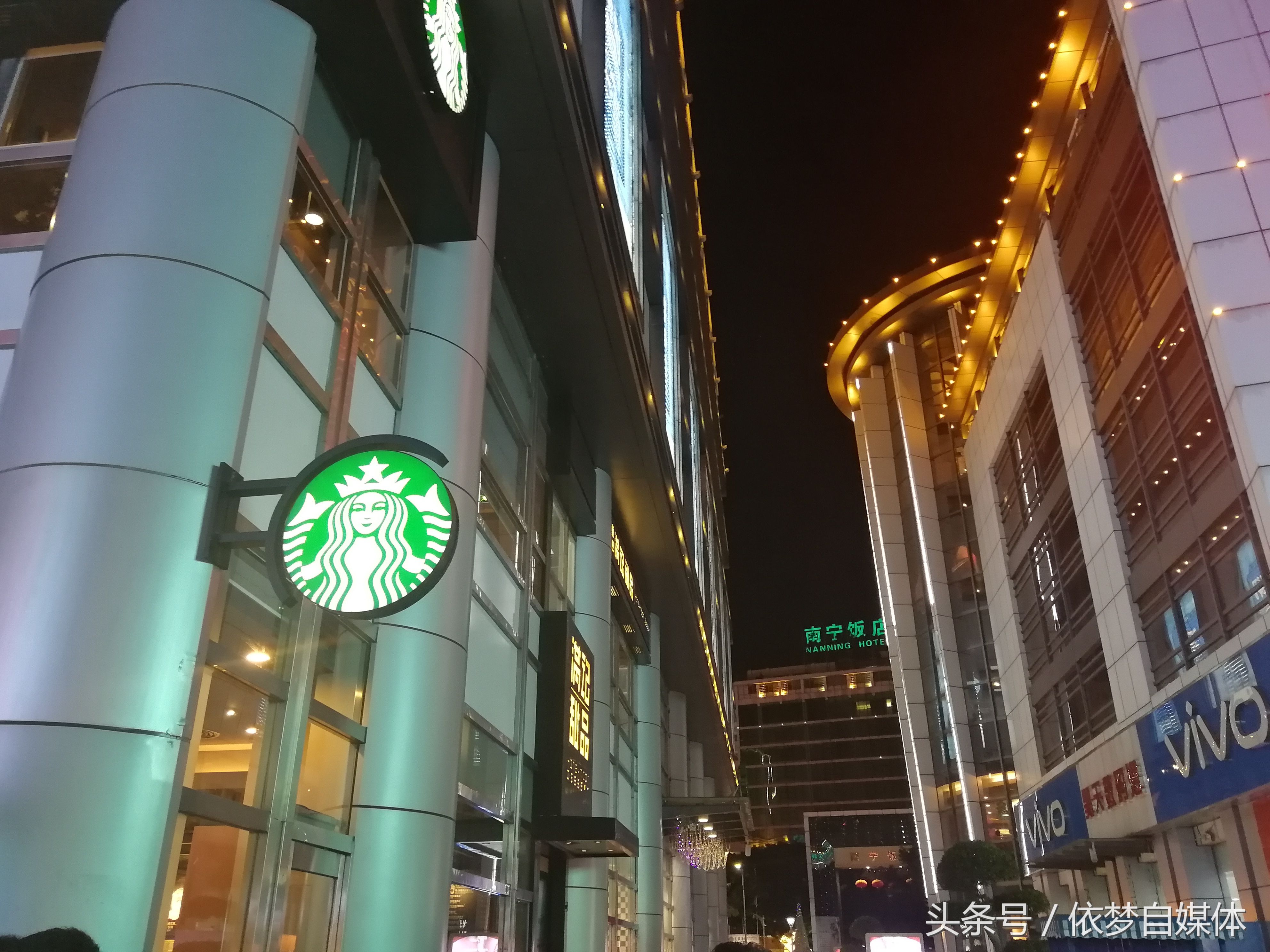 南宁朝阳商业街区，夜晚景色