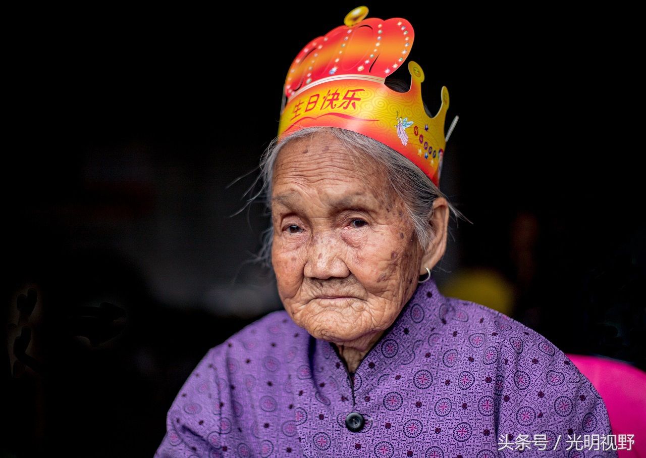 110岁老奶奶吃蛋糕过母亲节!耳不聋眼不花,还