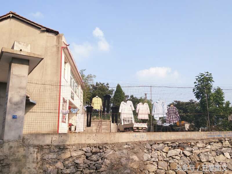 鄂东北农村的颠倒，城里人回乡建别墅住田园，村里人比着买房进城