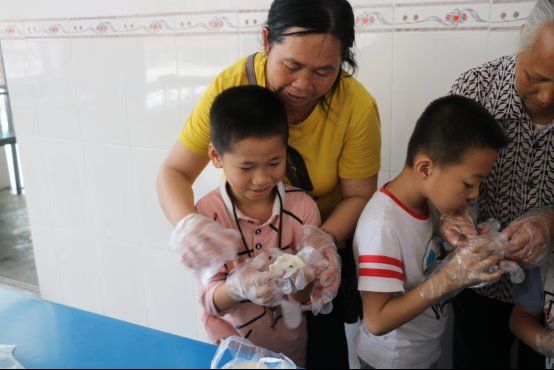 田阳县第三小学开展关爱留守儿童包饺子活动