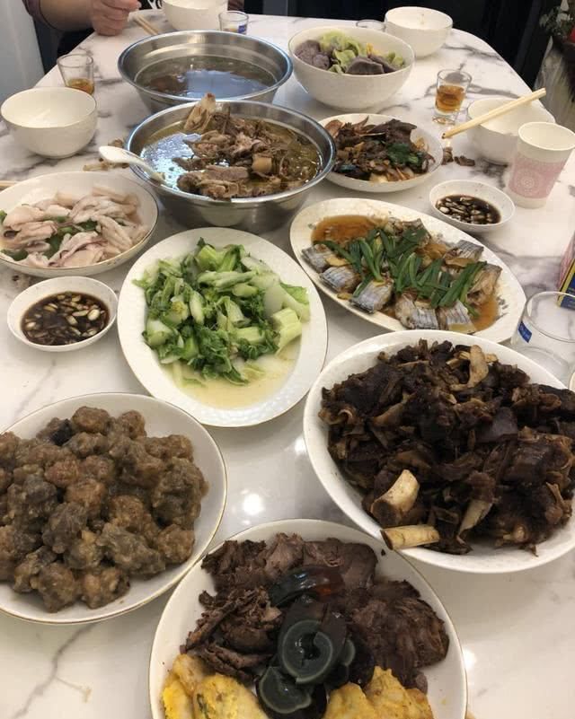 南北年夜饭，生猛海鲜、火锅水饺，奢华与简单，都是浓浓的中国情