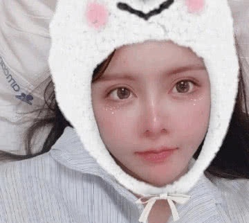 韩安冉抱小猪妹,谁注意小猪先生下意识的动作