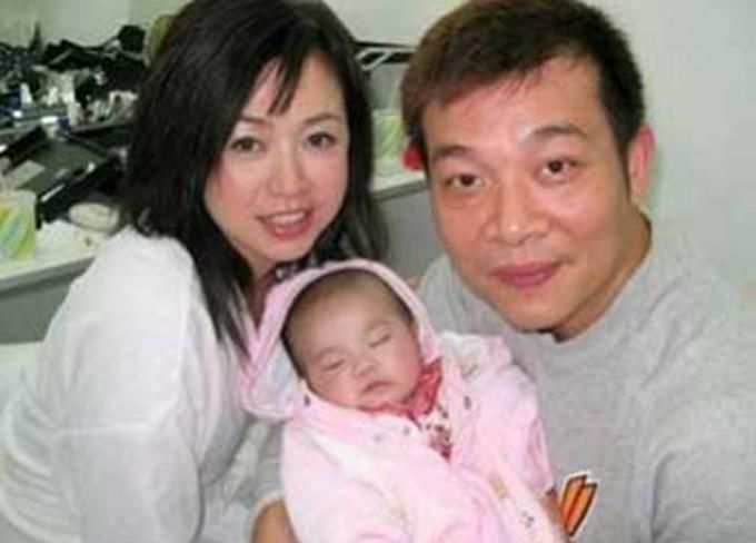 吴毅将妻子为爱女庆生，17岁女儿罕露面，清纯出众不输港姐妈妈