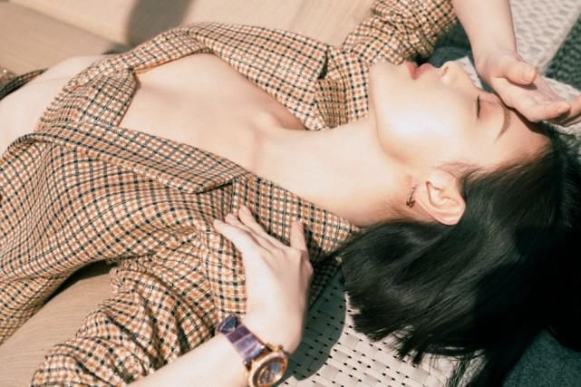 倪妮才刚剪短发就急着转换风格?格纹西装配抹胸亮相,又潮又A