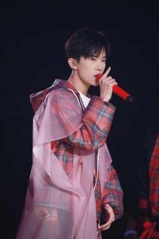 易烊千玺穿雨衣登台,搭配格子外套帅气时尚,