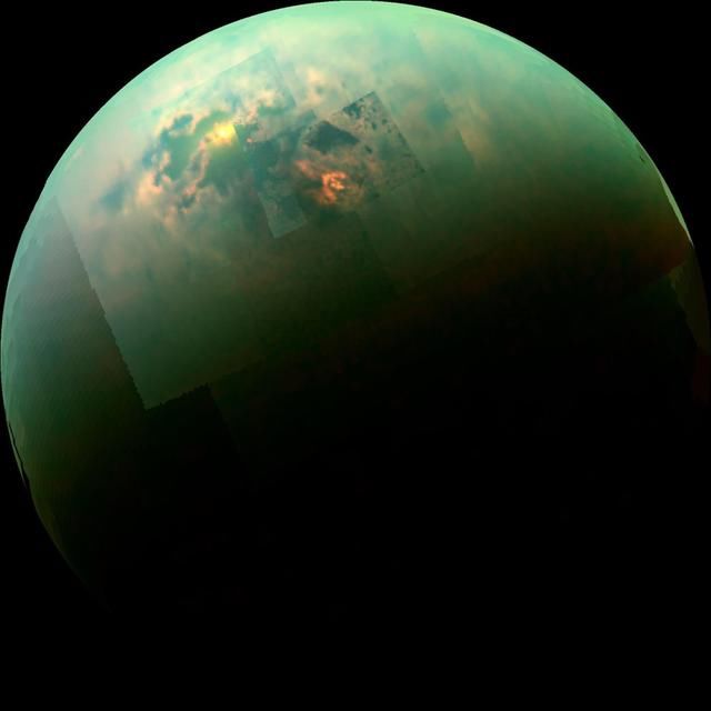 一个小小的机器人潜艇可以通过外星人的海洋