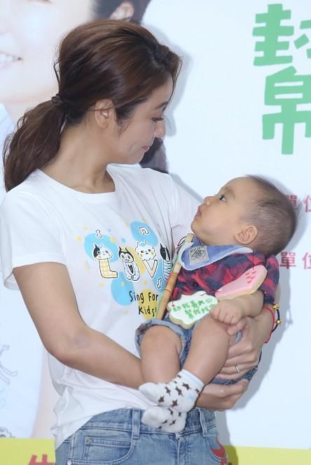 林心如关闭微博评论后首度公开亮相 微笑婉拒