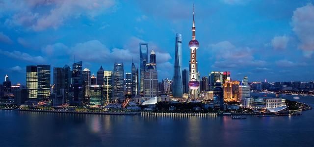 在甲板上游外滩太惬意，东方明珠的旋转餐厅原来是亚洲最高的餐厅