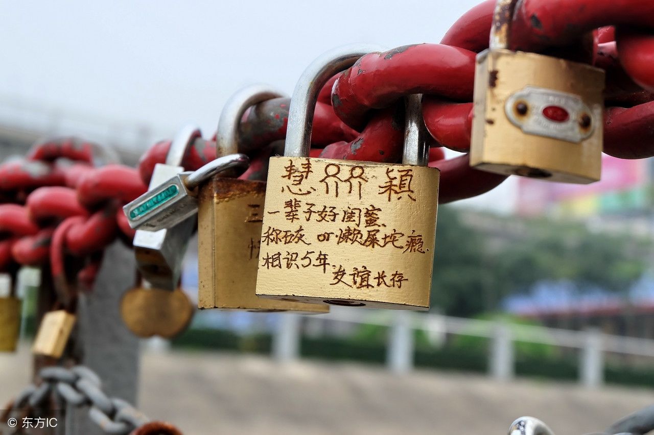 常德沅江诗墙公园锁心桥，锁越来越多，相关部门对桥进行加固!