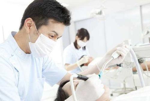 还对洗牙有偏见?其实洗牙是否有害,关键在这2