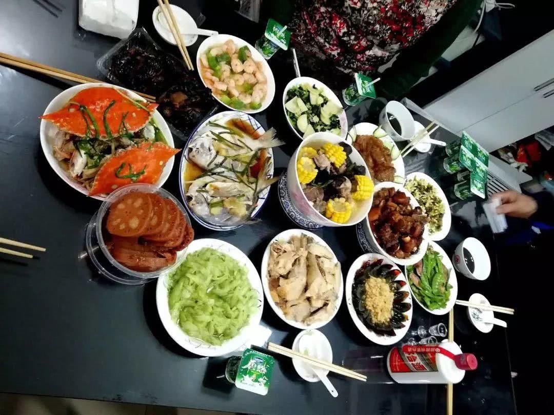 我们收集了各地盆友的年夜饭照片，这就是舌尖上的除夕！