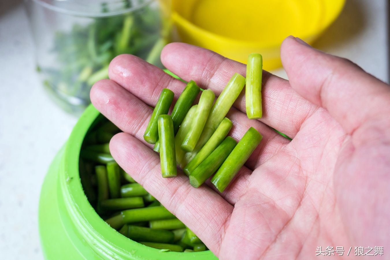 这样腌蒜苔，清脆爽口营养翻倍，比酱黄瓜还下饭越吃越爱吃