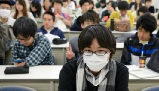 日本中学屡出奇葩规定:学生只能戴白色口罩、