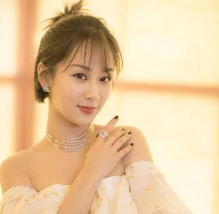 杨紫晒出长发佟年,像极了非主流时期的高级头像,怕了怕了!