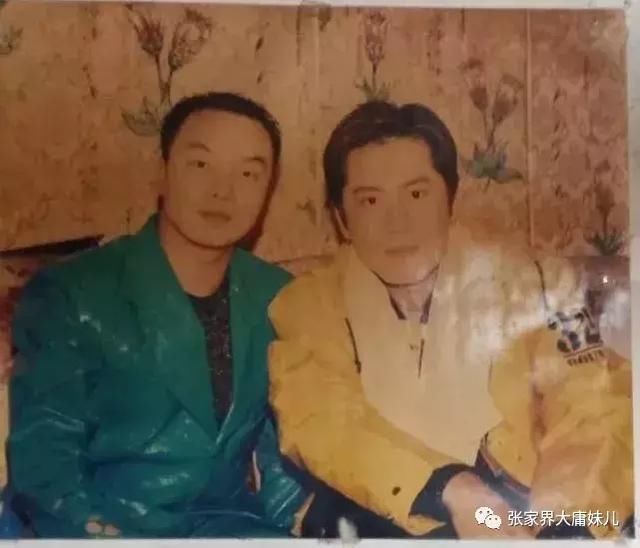 18年前,段勇(现为张家界魅力湘西知名歌手)和毛宁合影