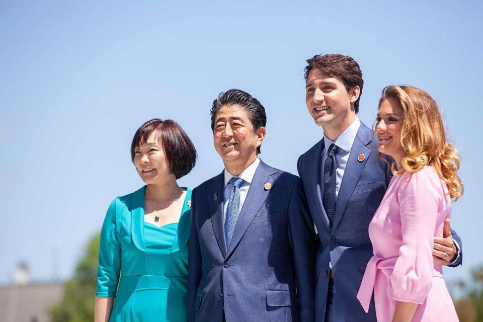 G7峰会首日：加拿大总理夫妇主持欢迎仪式 与马克龙夫妇贴面问候