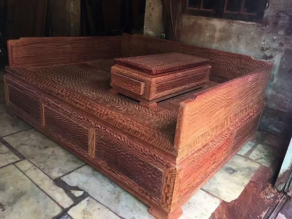 浙江红木商人在越南定制全虎皮纹罗汉床,双人