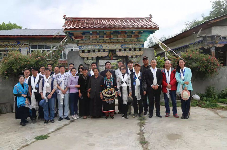 网络名人在米林县巴嘎村近距离倾听亚厦老人的