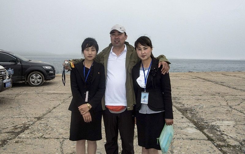 实拍去朝鲜旅游的中国人,脸上充满笑容和自信