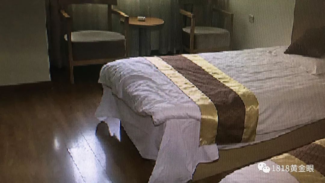 夜里入住酒店,小儿子哭了起来.