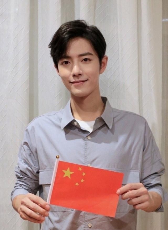 肖战深夜发文送双节祝福，却被粉丝叫做肖大爷
