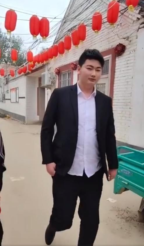 大衣哥儿媳遭村民围观！婆婆怒指邻居急救场，丈夫紧跟身后不说话