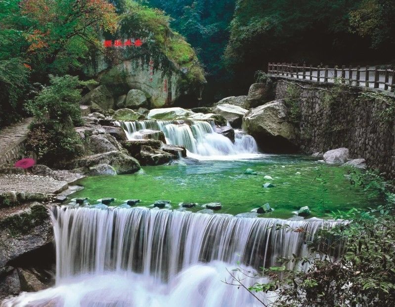 太白山(MountainTaibai),国家AAAAA级旅游景区、国家森林公园、国家水利风景区、全国体育旅游十大景区、美丽中国十佳度假区、中国最具吸引力十大旅游目的地、中国最美生态旅游目的地、中国登山摇篮。