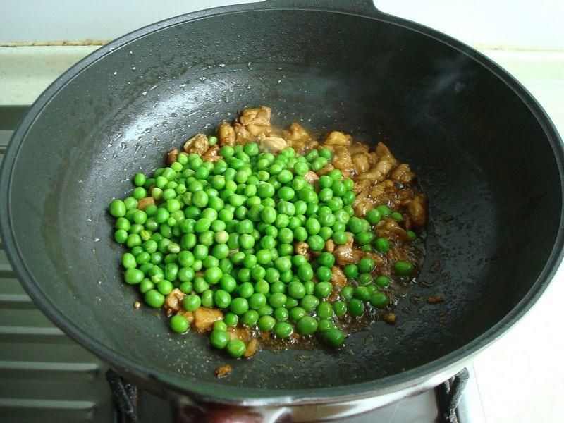 5月豌豆这样吃，秒杀下饭菜，炒一碗，吃得一粒不剩