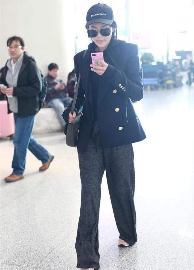 韩雪晒照,穿一身职业套装,一般的女星真穿不出