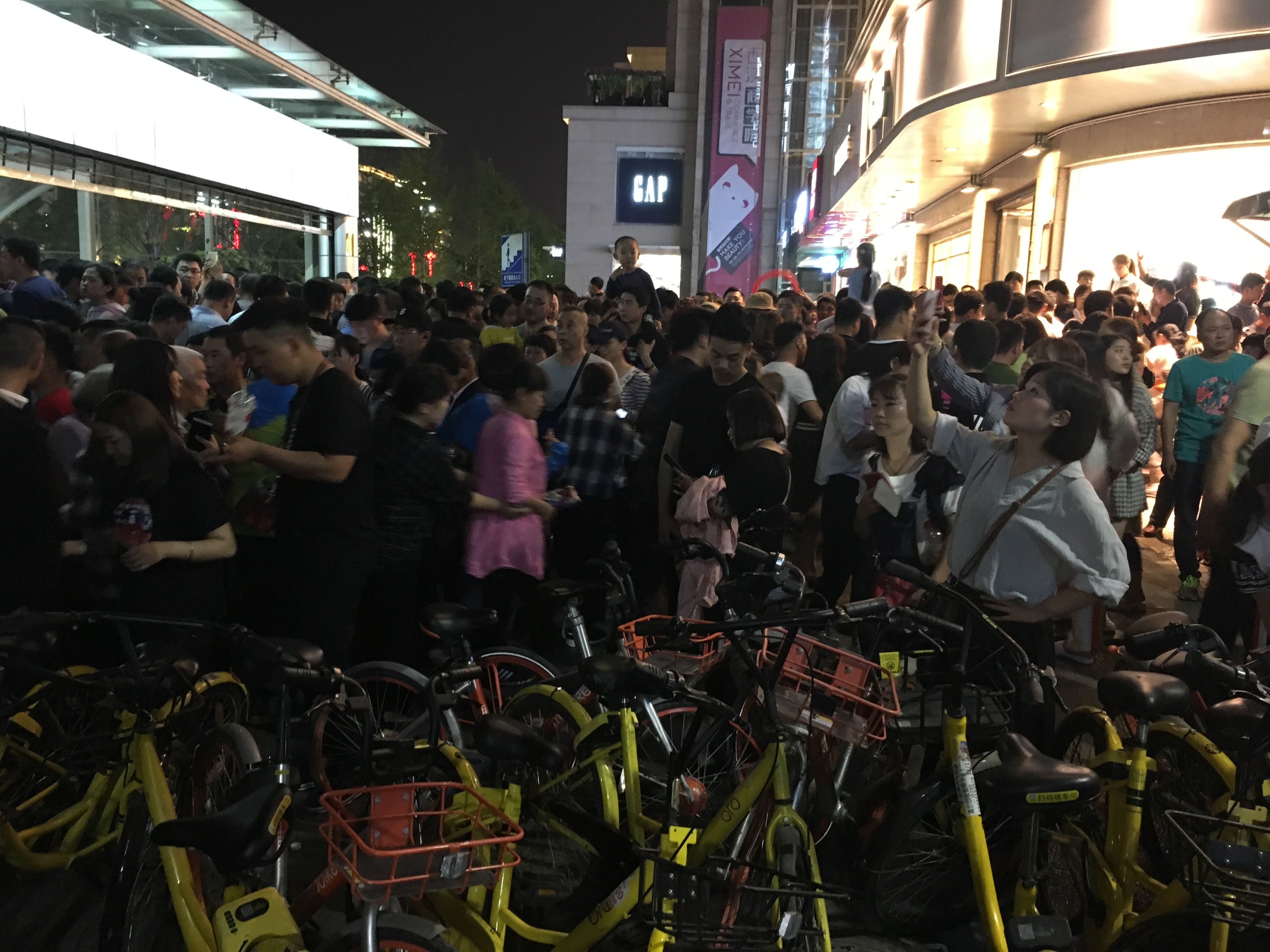 吸引众人目光的1374架无人机上演光影秀