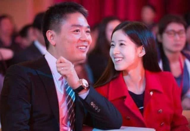 疑似刘强东案新视频曝光:女主弯腰掩面,情绪