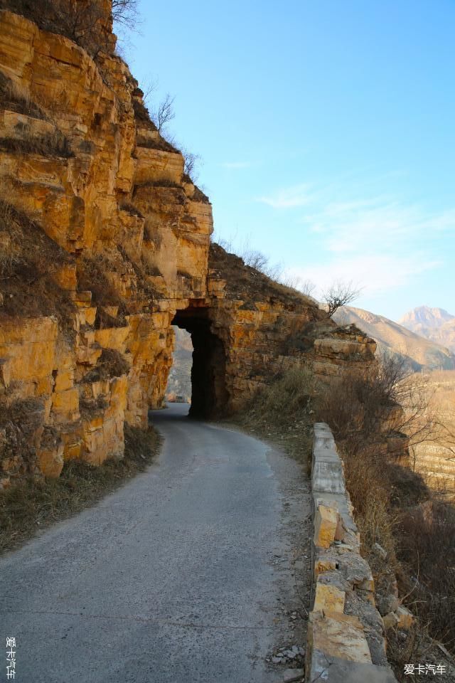 单车冬季穿越门头沟幽州大峡谷挂壁公路,黄草梁草甸