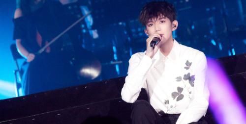 王源对工作人员