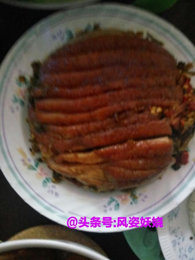 在婆家过年这菜，让我极不满足，借娃之名跑出去在肯德基买了个桶