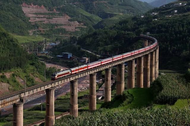 全球最壮观的三条路全部在中国，全程建桥挖隧道，一路美景绝美