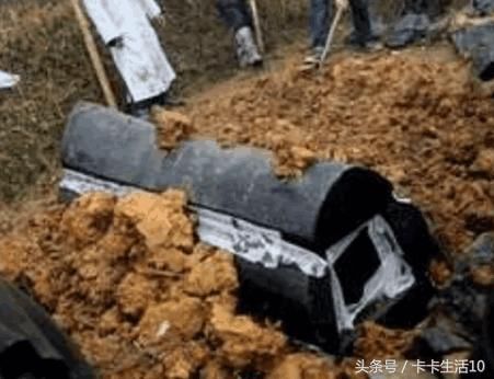 父亲下棺时,媳妇一直在哆嗦,儿子指了指棺材,男子顿时跪地痛哭