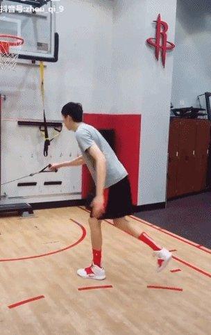 周琦晒训练视频!受伤的脚踝已经能着地