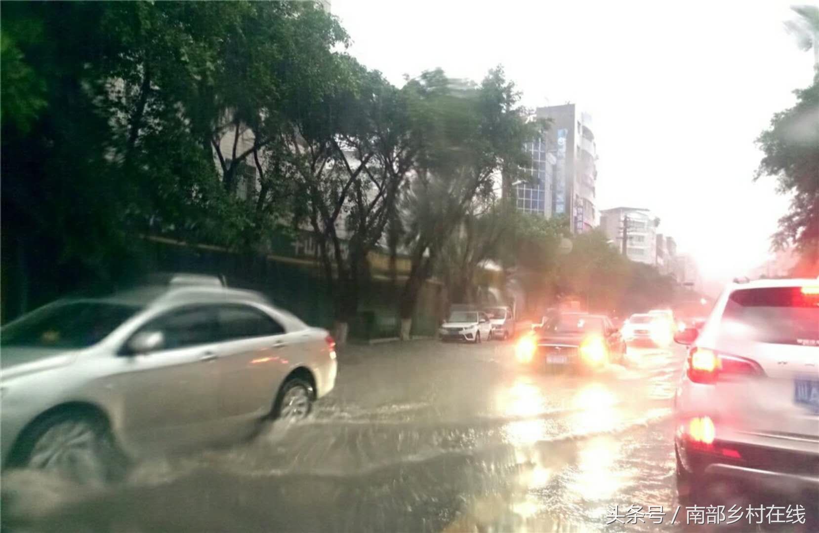暴雨夜袭四川南部县，让全县人民无心睡眠，南部雄起!
