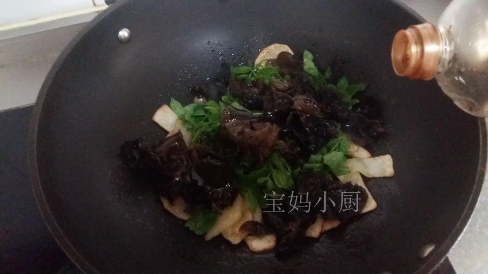 炒土豆,只多这一步,比放肉的都香,儿子自己能吃一盘