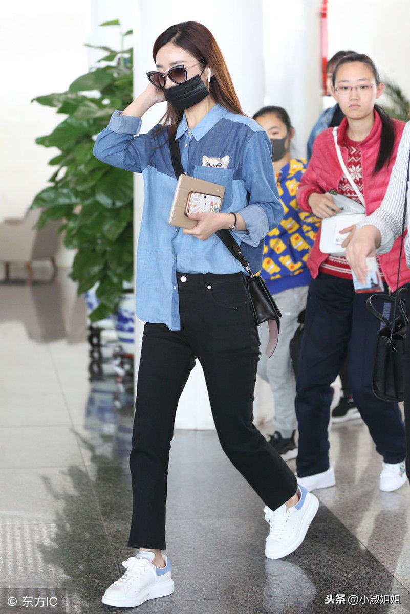 赵丽颖现身北京机场
