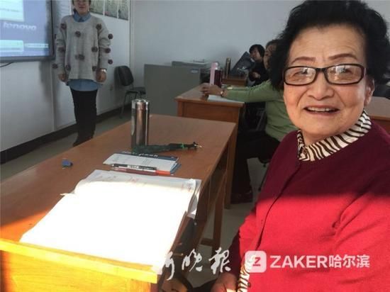 哈尔滨学霸李奶奶83岁学英语声乐国学 坚持写