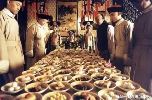 清朝皇帝用餐标准，一顿饭120道菜，吃不完怎么处理？答案在这里