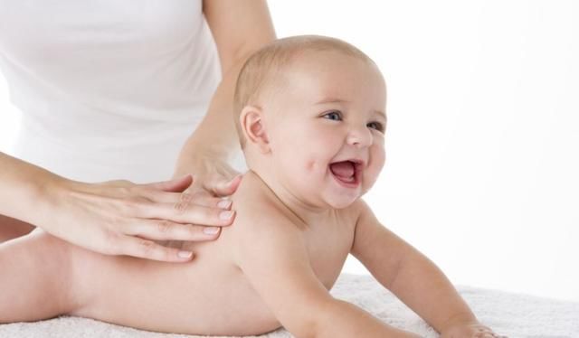 宝宝经常换纸尿裤还是会出疹子?妈妈需要这样