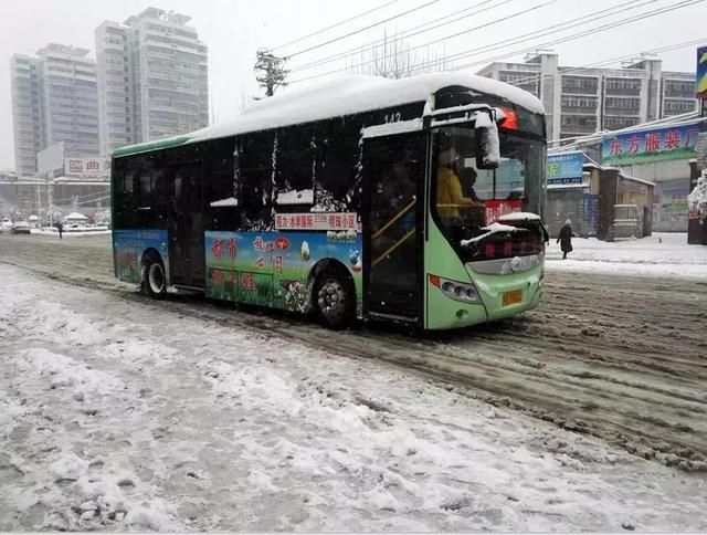 随州2018第一场雪下得好猛!学校停课,公交停运,有车的