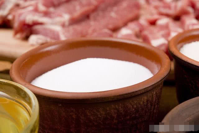 宝宝究竟多大才能吃盐?吃得越晚越好吗?一些