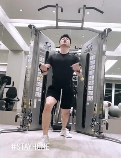 窦骁带女友见老家发小,打卡景点摆六角星,悄悄与何超莲牵手