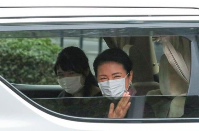 日本天皇一家乘车去皇宫，18岁爱子公主面容丰盈，半年内首度亮相