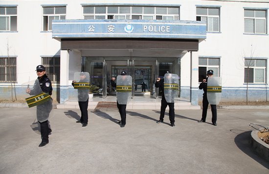 汝南县公安局组织金铺派出所民警进行反恐演练
