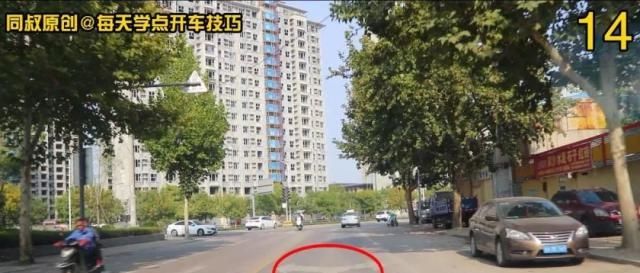 路口黄灯持续闪烁