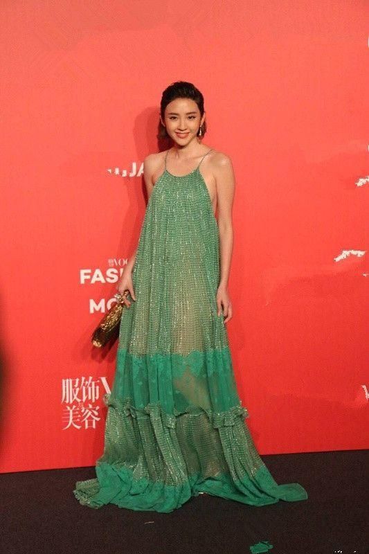 绿衣绿裙还露袜子,唐艺昕是不是对绿色时尚有